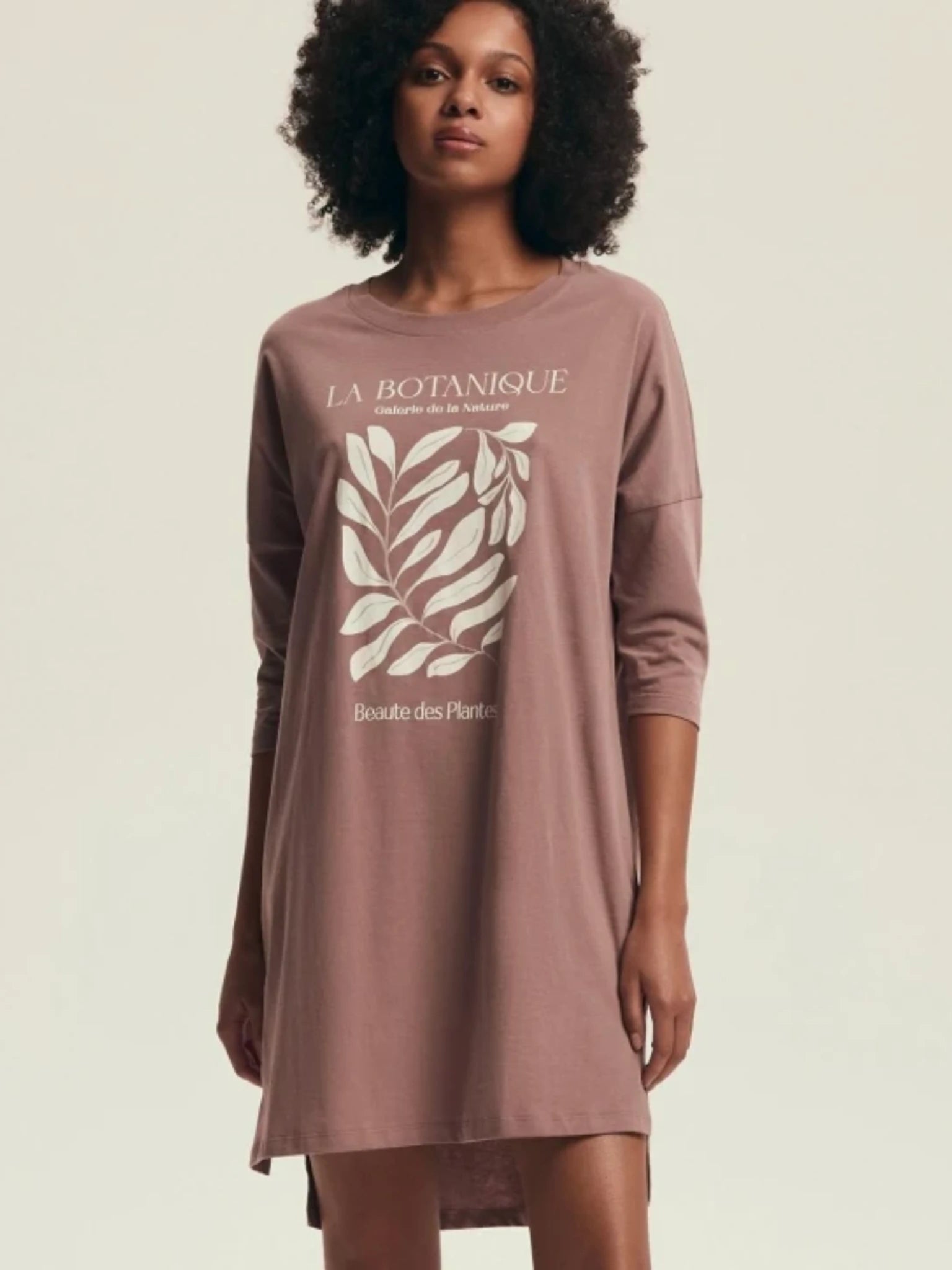 Women's cotton nightgown with Oeko-Tex® certification | Chic and comfortable botanical pattern