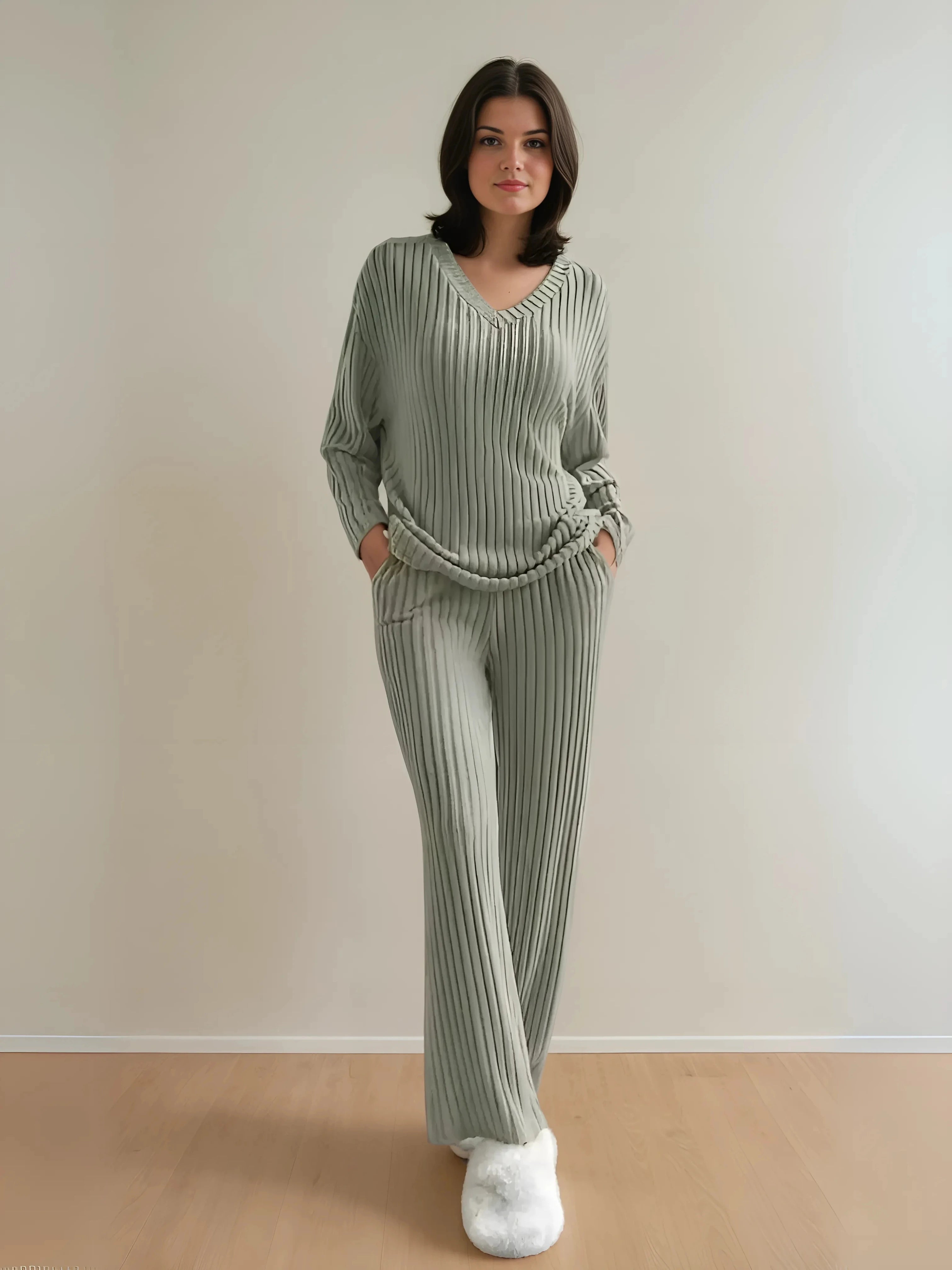 Femme portant un ensemble homewear vert pistache en tissu plissé fluide, parfait pour une tenue d'intérieur élégante et confortable. Idéal pour des moments de détente à la maison.