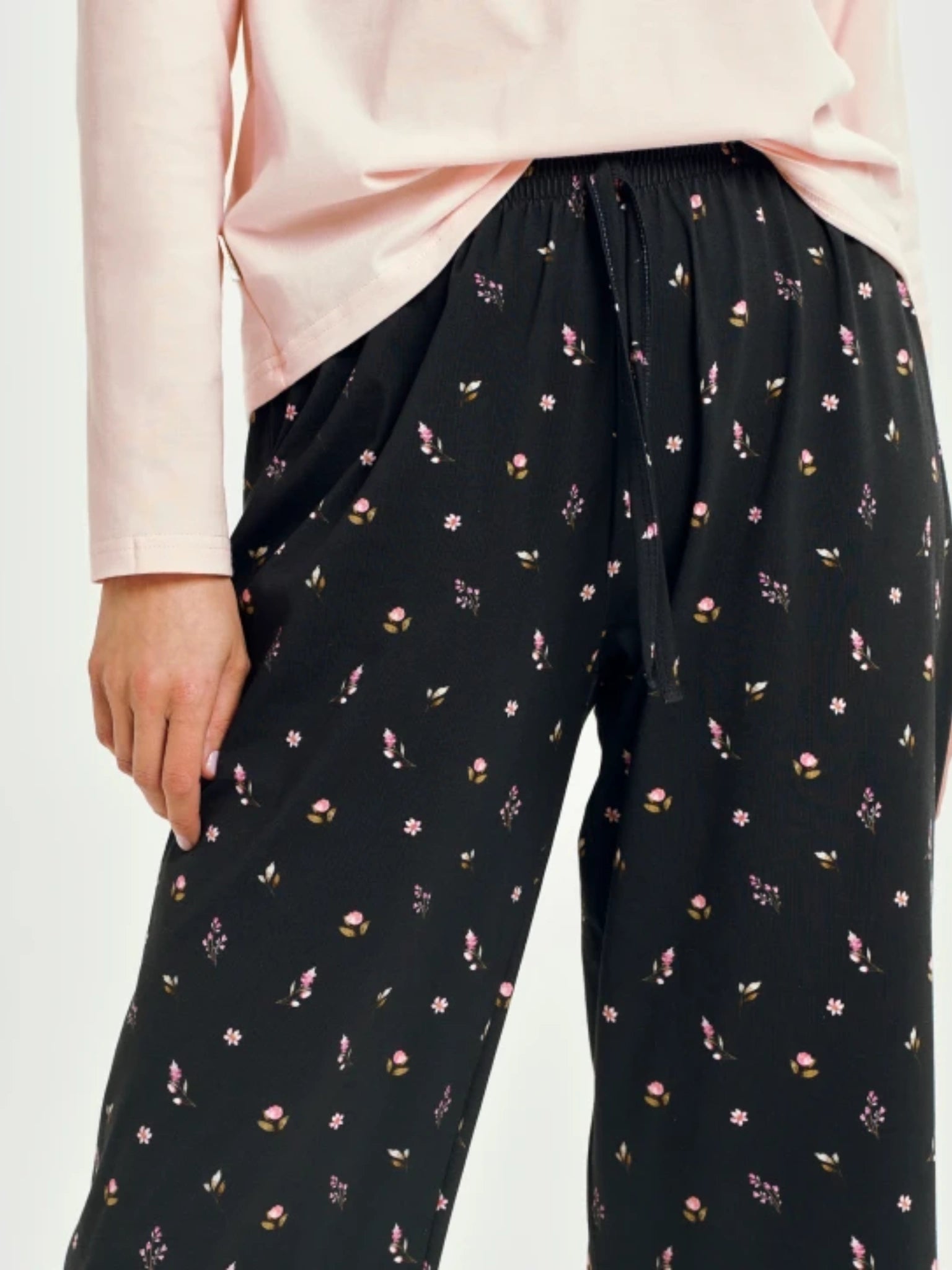 Two-piece women's pajama set in pink and black floral print, made of Oeko-Tex® certified cotton | Style and comfort for everyday wear