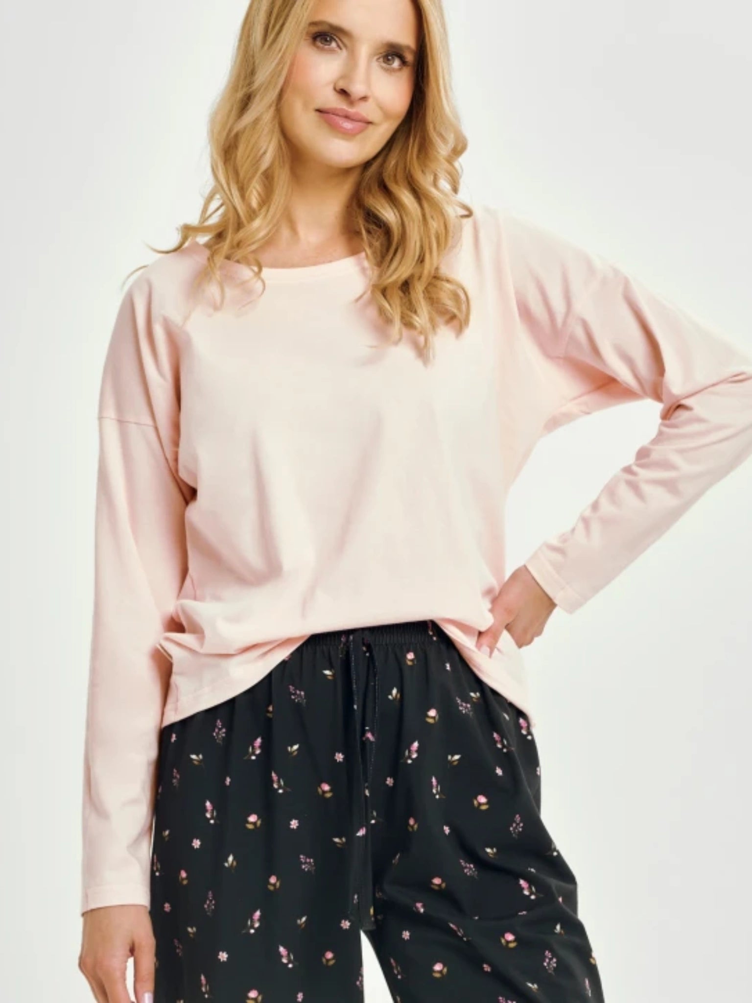 Two-piece women's pajama set in pink and black floral print, made of Oeko-Tex® certified cotton | Style and comfort for everyday wear
