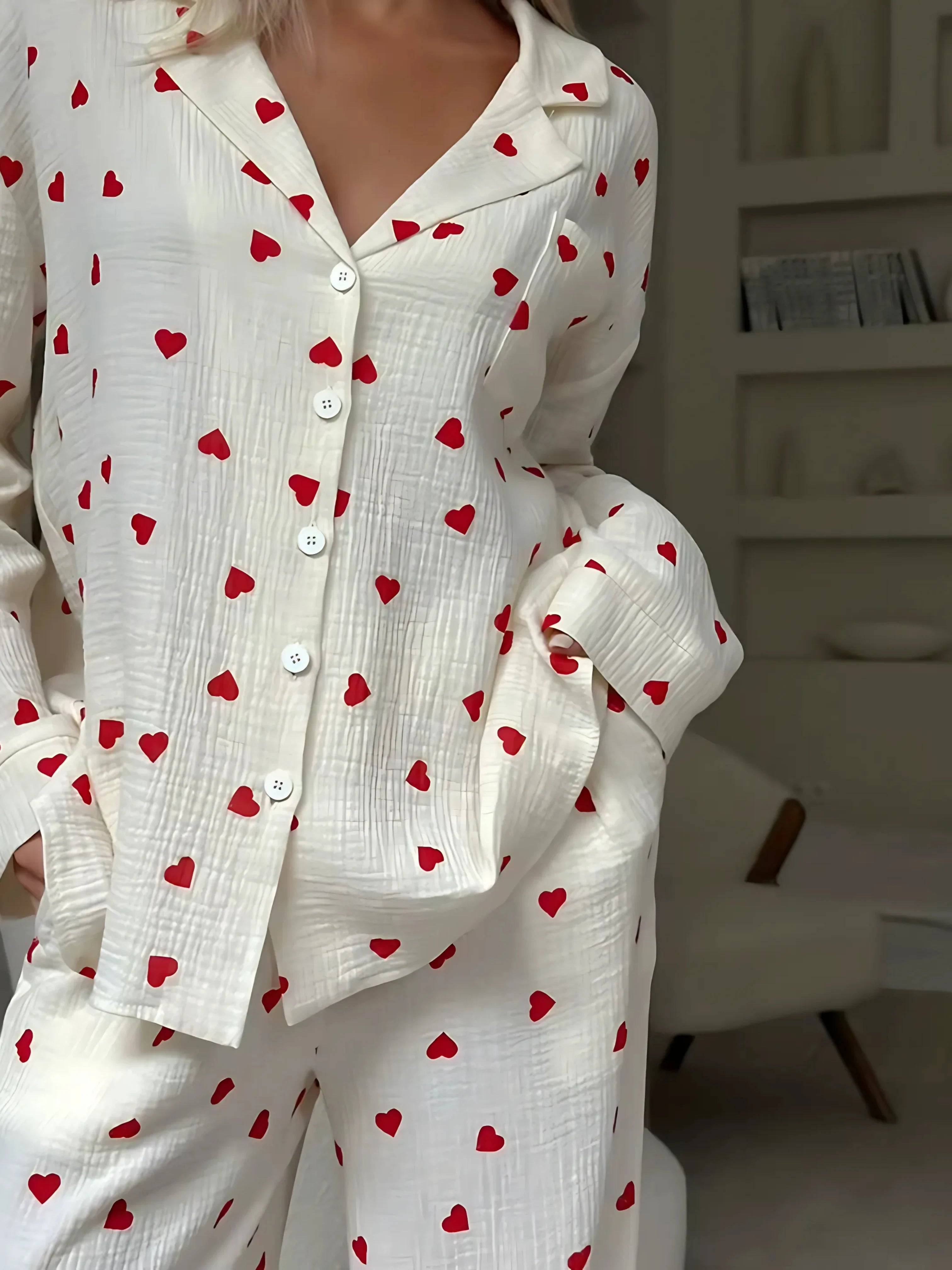 Amour Nocturne – Pyjama en gaze de coton écru à cœurs rouges