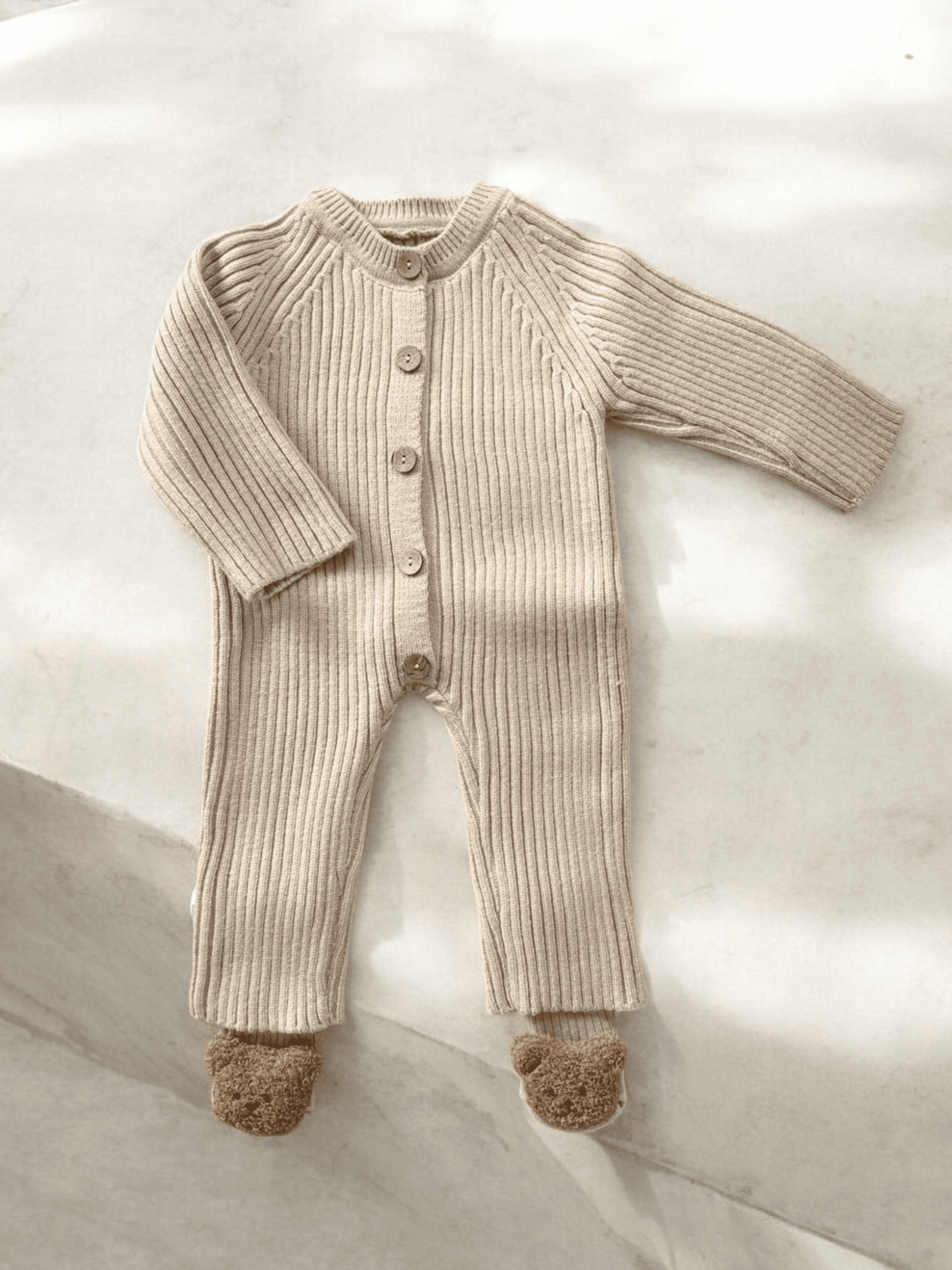 Louison - Sa douillette barboteuse en tricot avec ses chaussons offerts