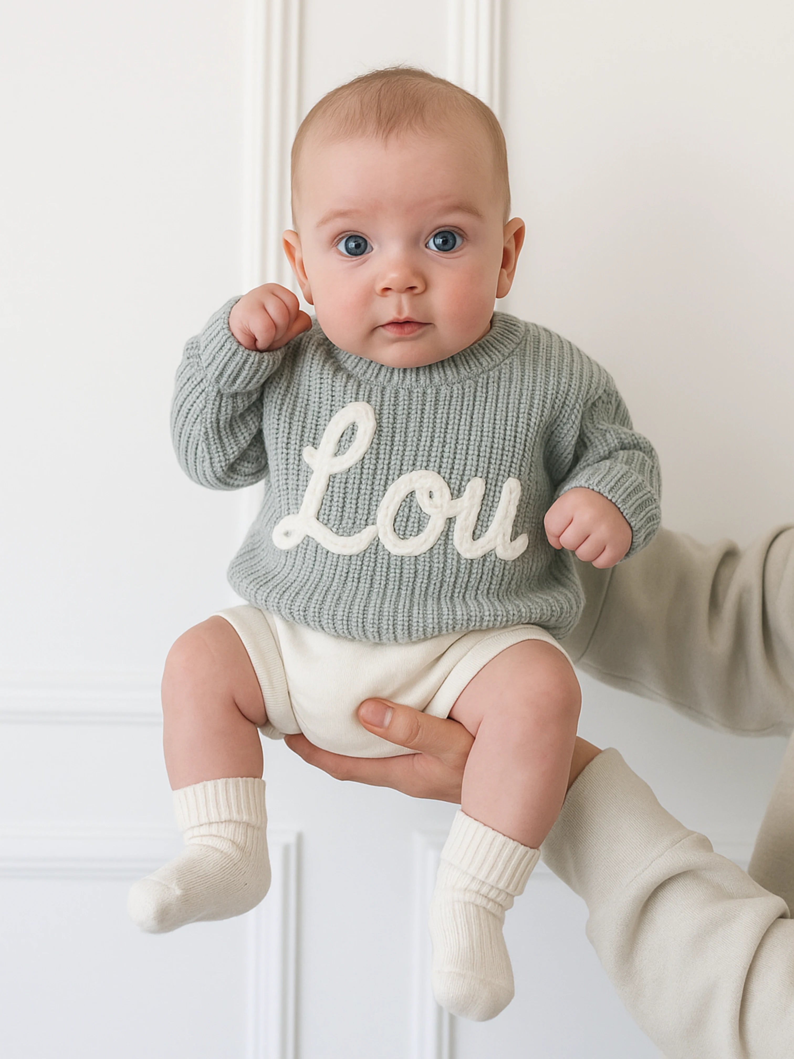Pull bébé brodé tricoté à la main