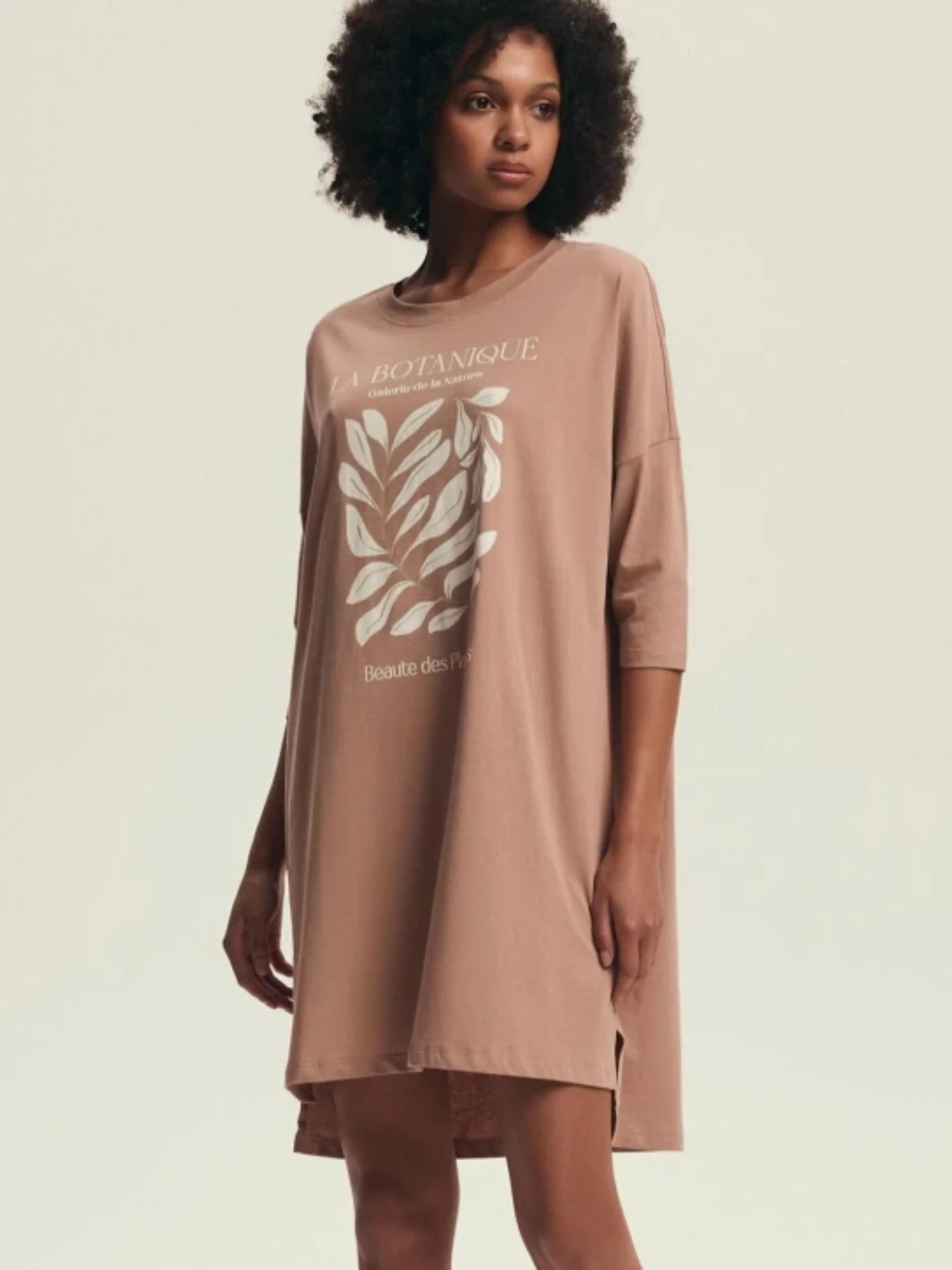 Women's cotton nightgown with Oeko-Tex® certification | Chic and comfortable botanical pattern