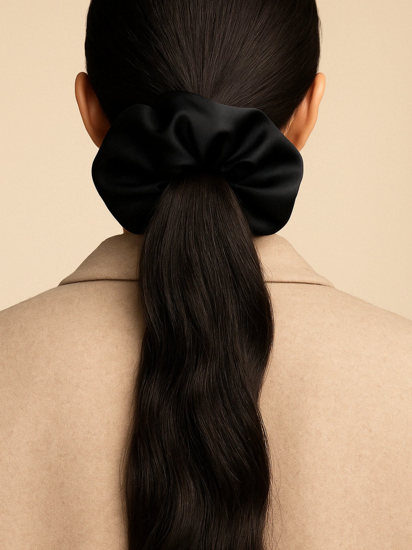 Chouchou cheveux noir en satin, accessoire chic et minimaliste pour sublimer toutes vos coiffures.