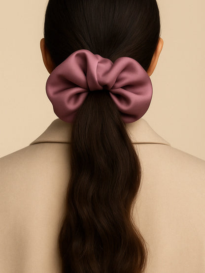 Chouchou cheveux en satin vieux rose, accessoire élégant pour attacher les cheveux avec style.
