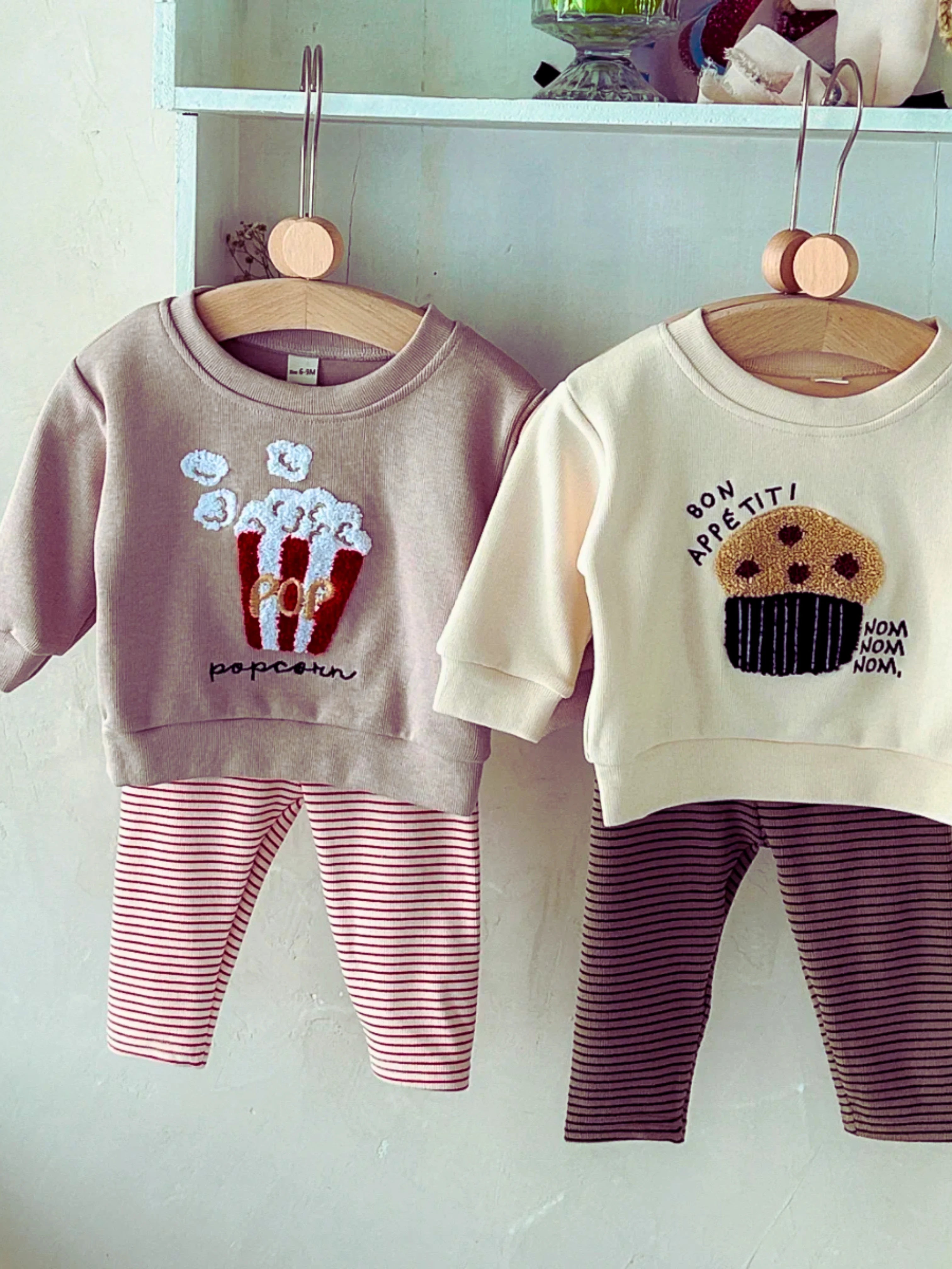 Milan - Son ensemble sweat-shirt et pantalon broderie Popcorn ou muffin gourmand