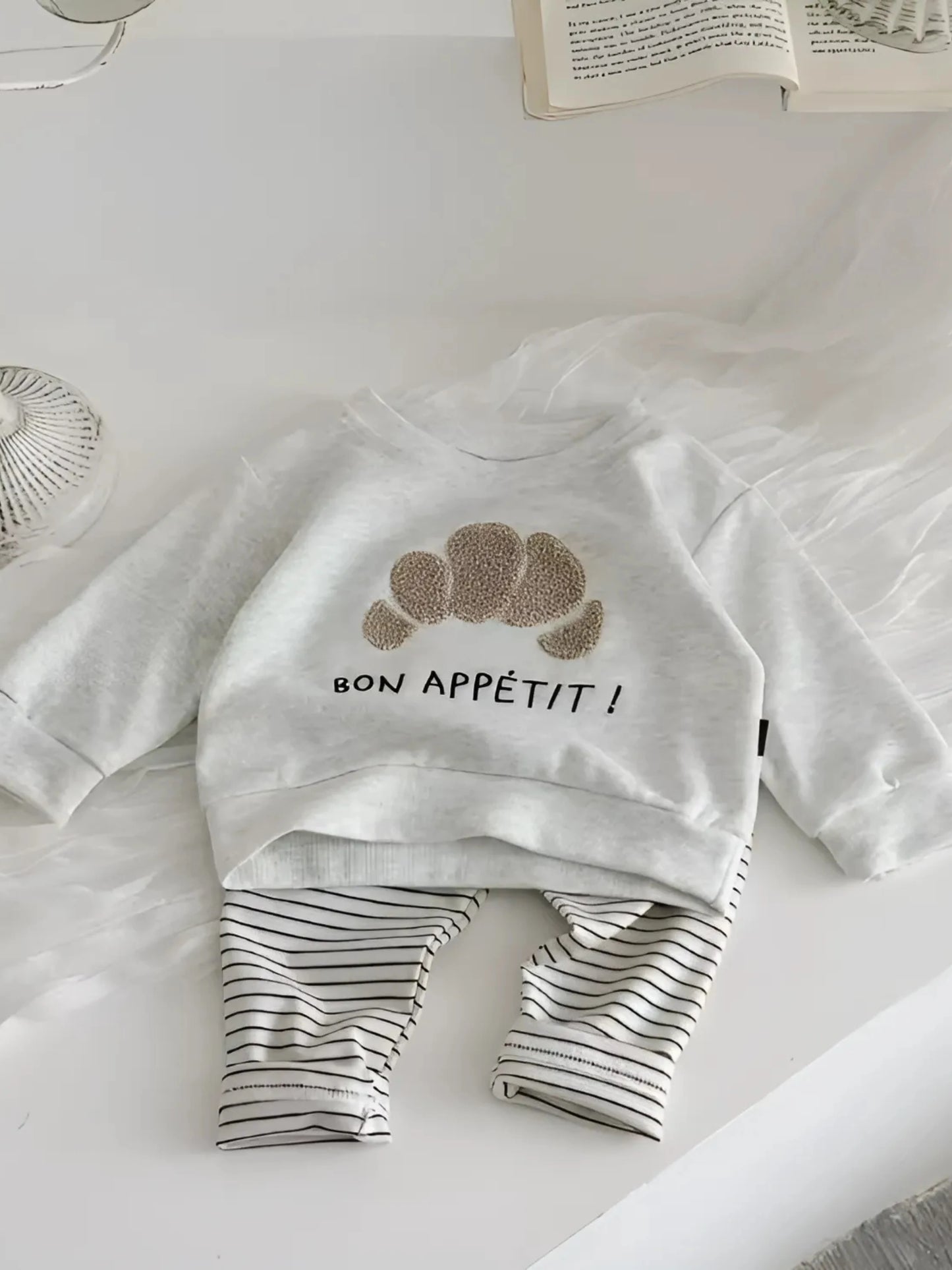 Détails Gourmands & Tenue Confort au Quotidien | L'Ensemble Sweat & Pantalon avec Broderies Cookies & Croissant