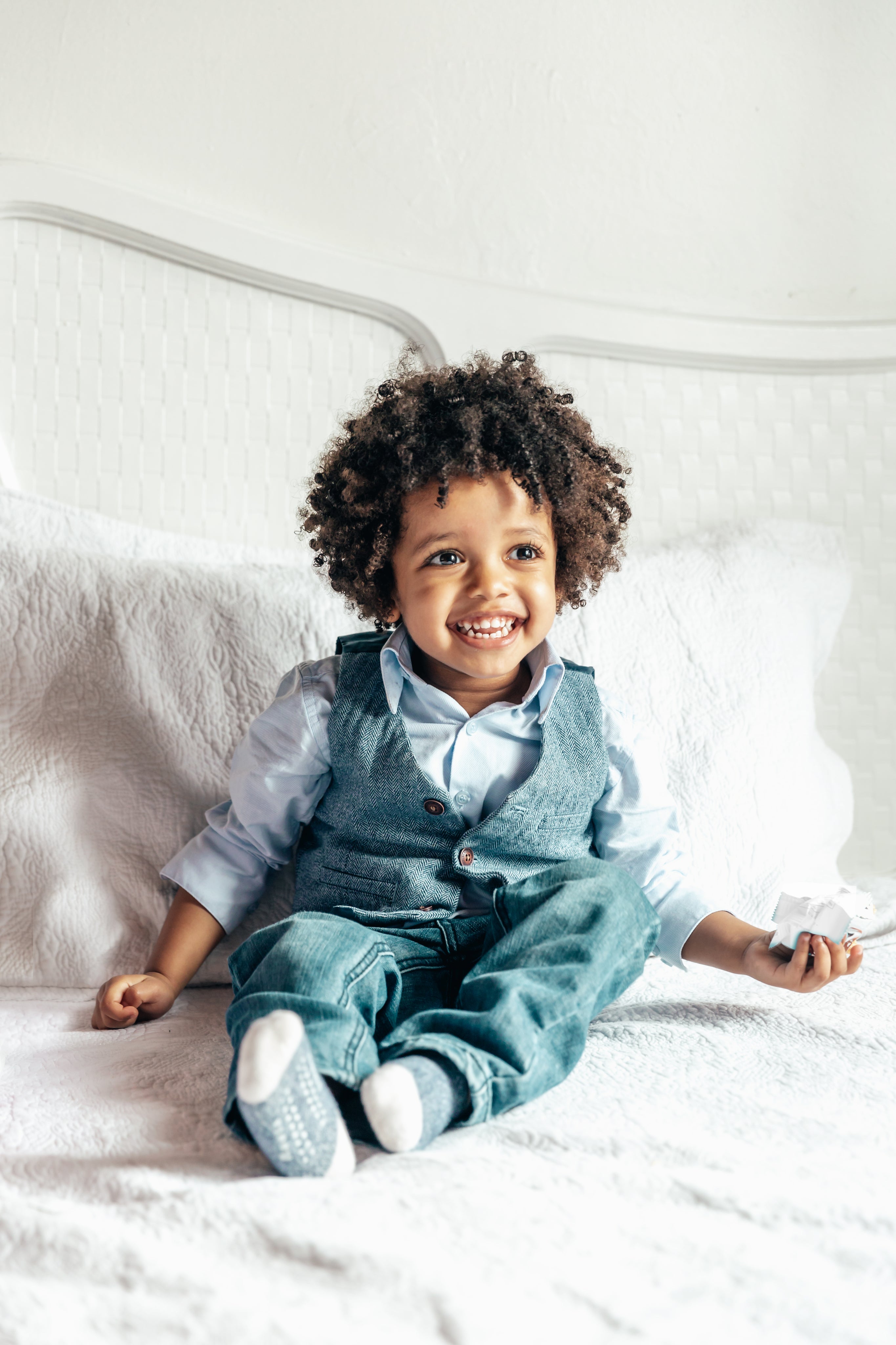 files/happy-little-boy-sitting-on-bed.jpg