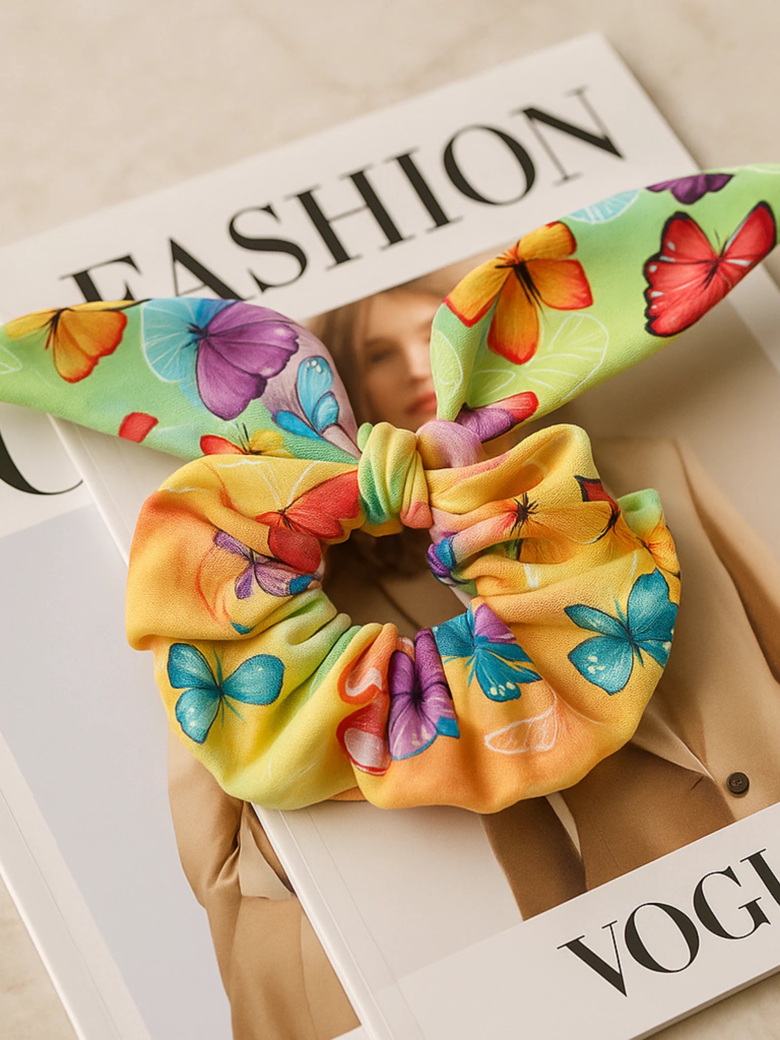 chouchou-cheveux-xxl-oreilles-lapin-degrade-jaune-vert-papillons-multicolores