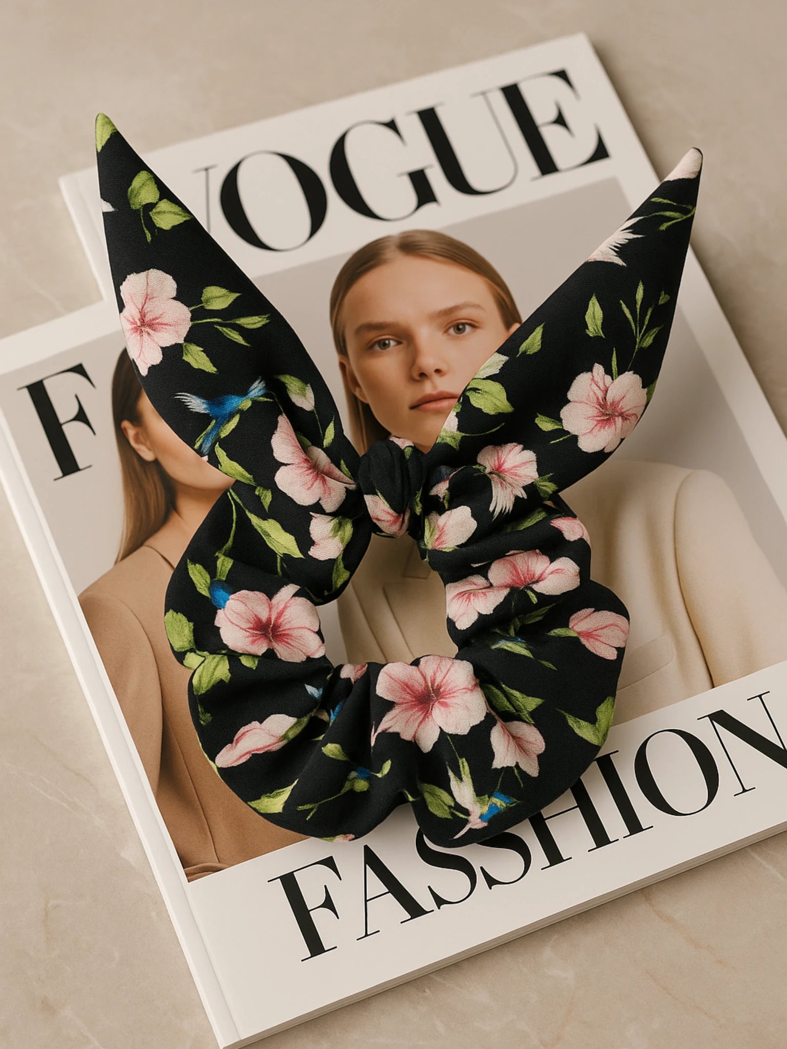 chouchou-cheveux-xxl-oreilles-lapin-noir-fleuri-fleurs-roses-colibri