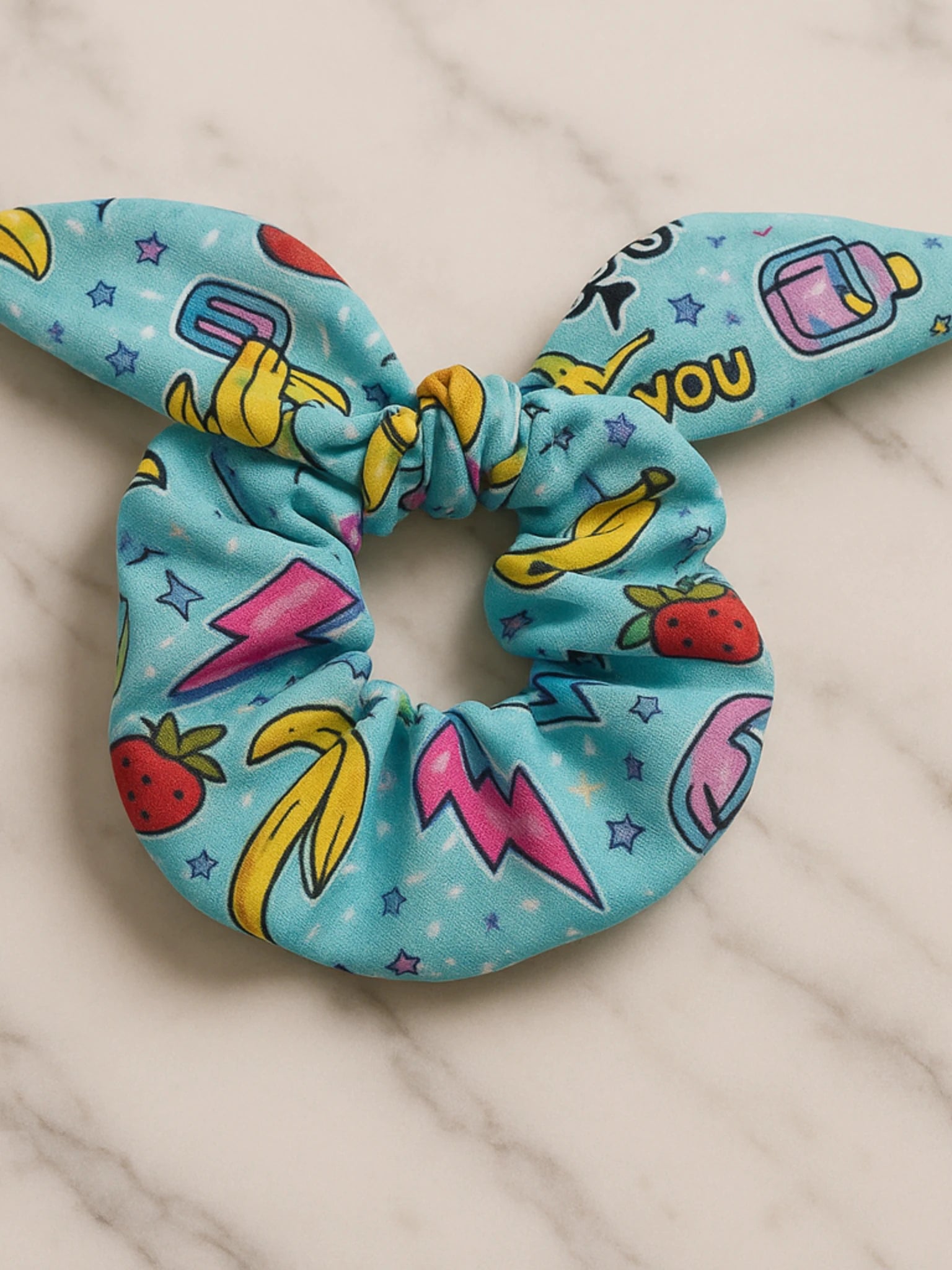 chouchou-cheveux-xxl-oreilles-lapin-turquoise-motifs-pop-banane-fraise-eclair