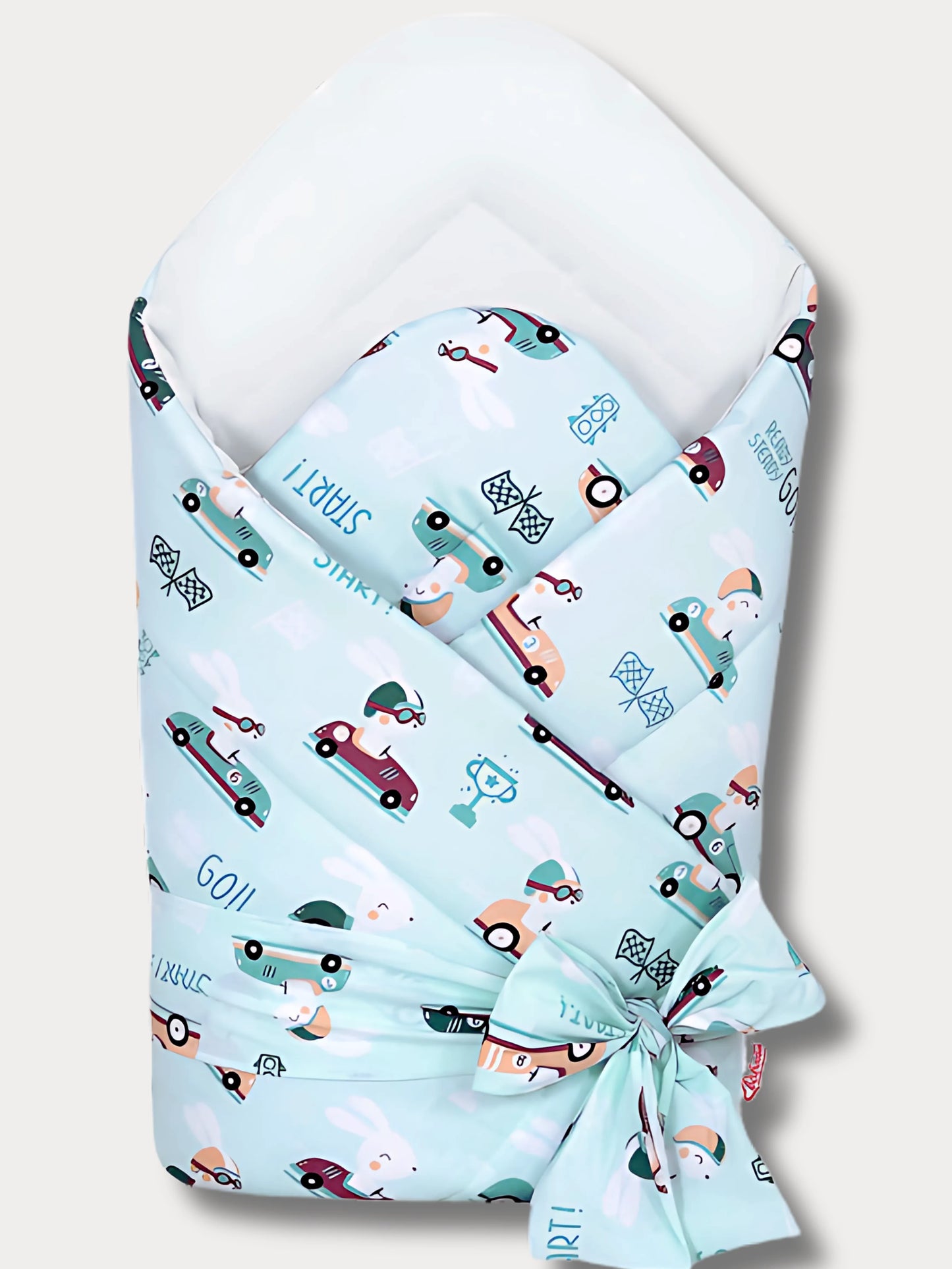 Nid d’ange bébé doux en coton Oeko-Tex avec imprimé ludique de lapins conducteurs, voitures rétro et petits trophées, fabrication artisanale.