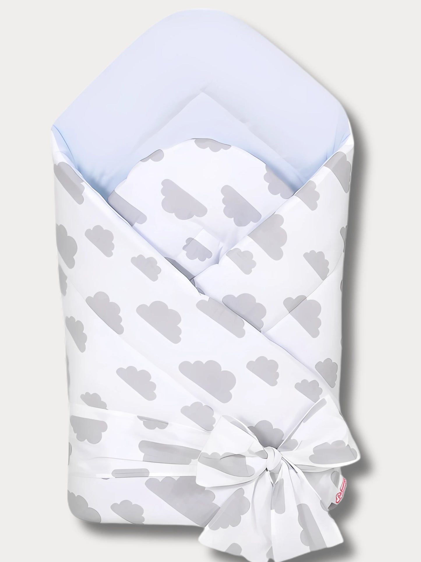 Nid d’ange pour bébé en coton certifié Oeko-Tex®, motif nuages gris et intérieur bleu ciel, fabriqué artisanalement