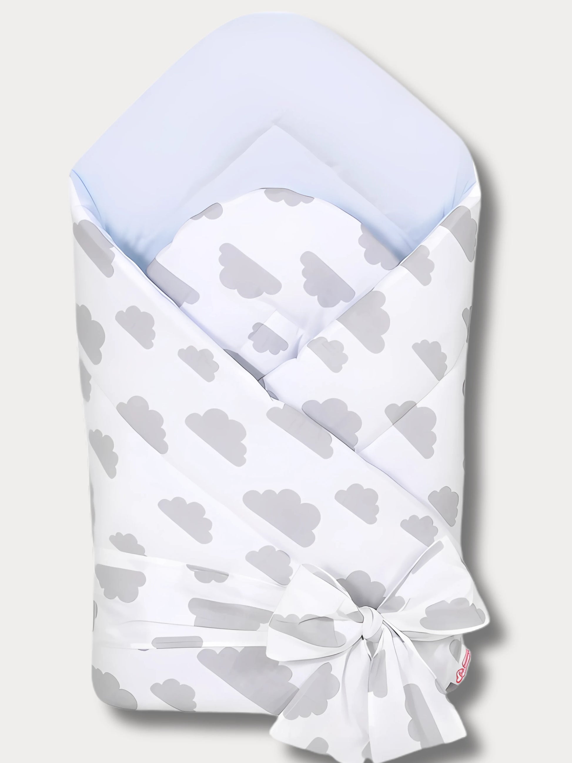 Nid d’ange pour bébé en coton certifié Oeko-Tex®, motif nuages gris et intérieur bleu ciel, fabriqué artisanalement