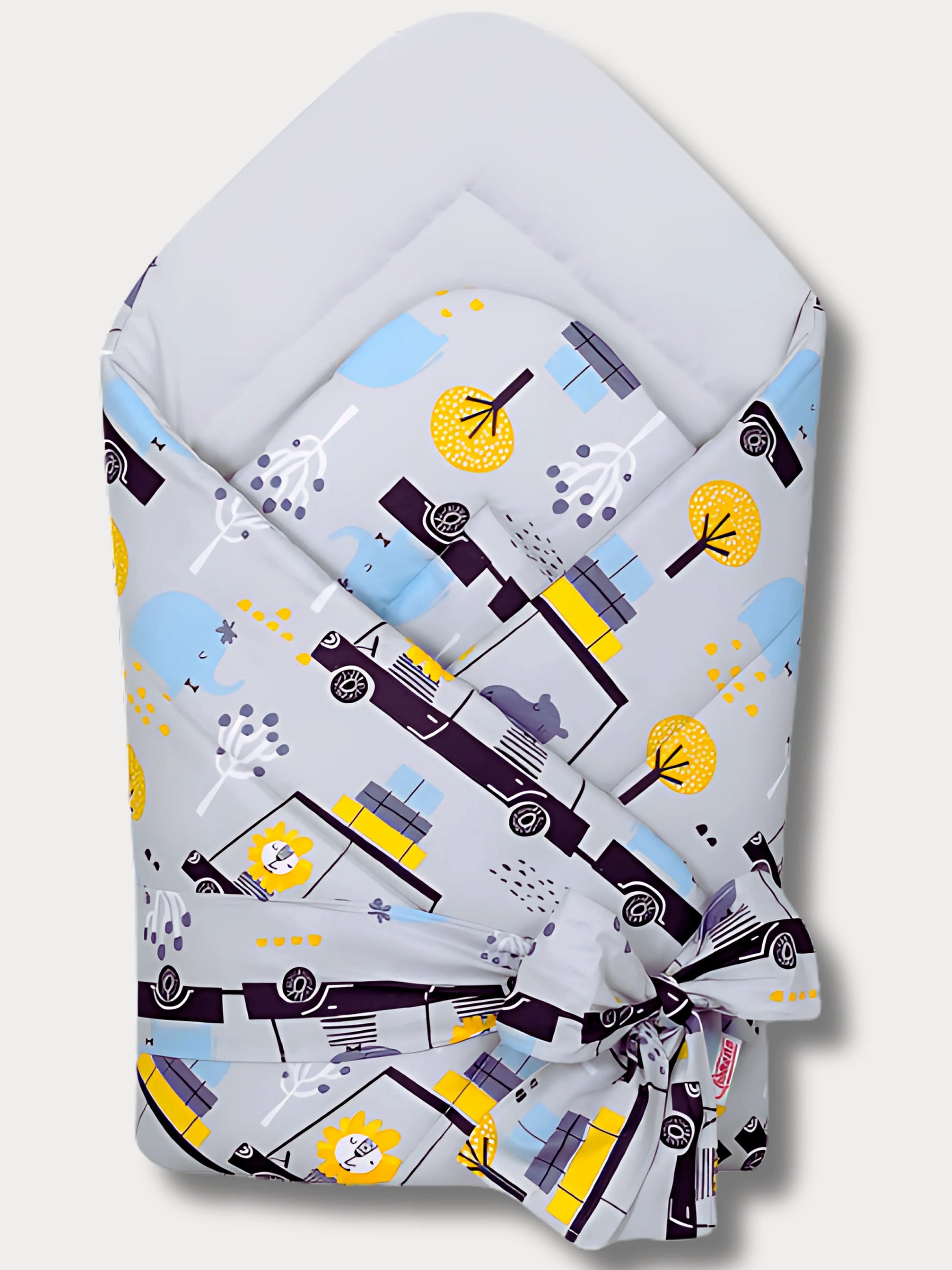 Nid d’ange bébé fait main en coton certifié Oeko-Tex, motif ludique de voitures, camions et arbres colorés, fermeture par nœud large.