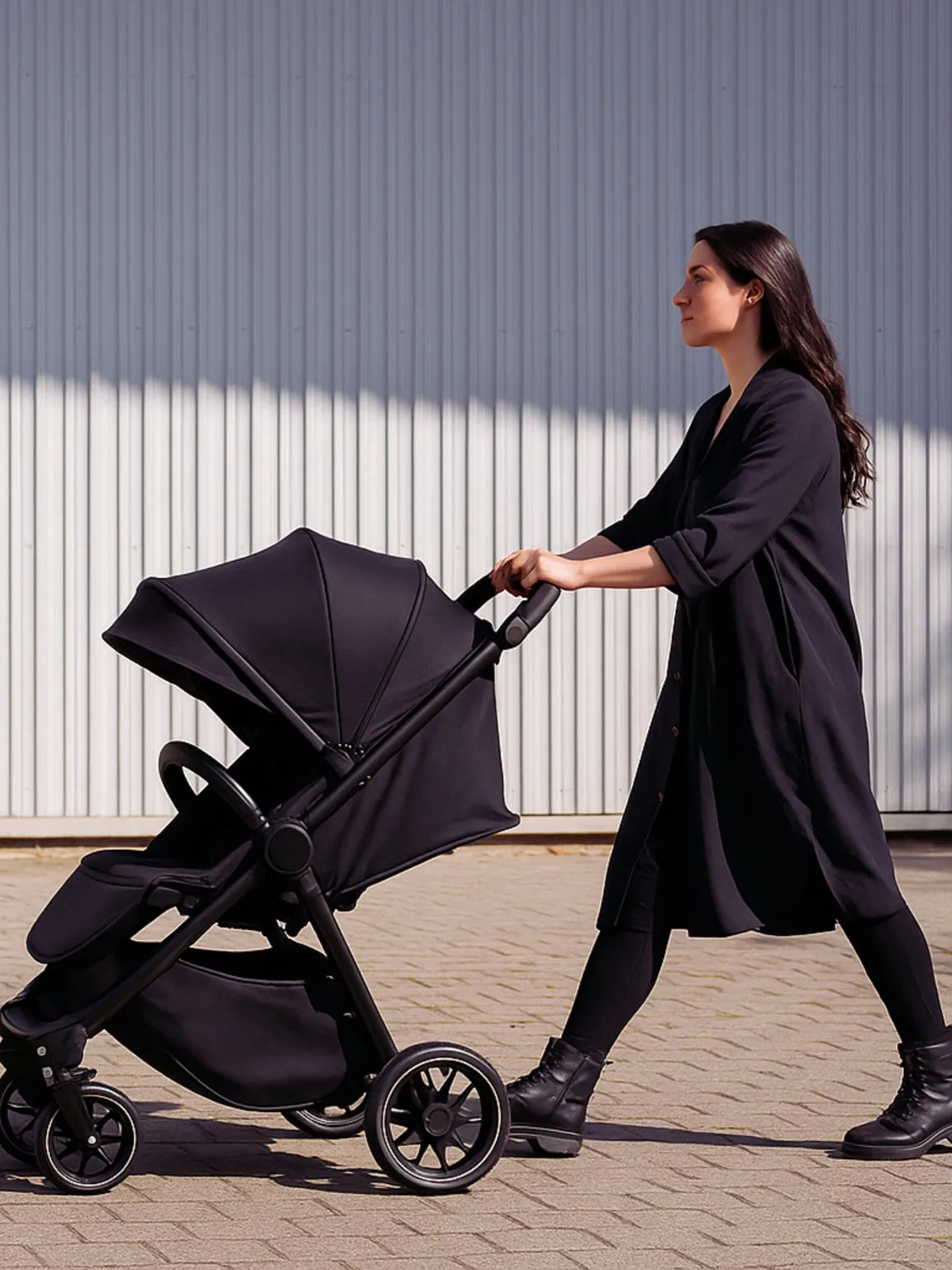 The only compact stroller that protects your baby like a fortress, without breaking your back or your budget.