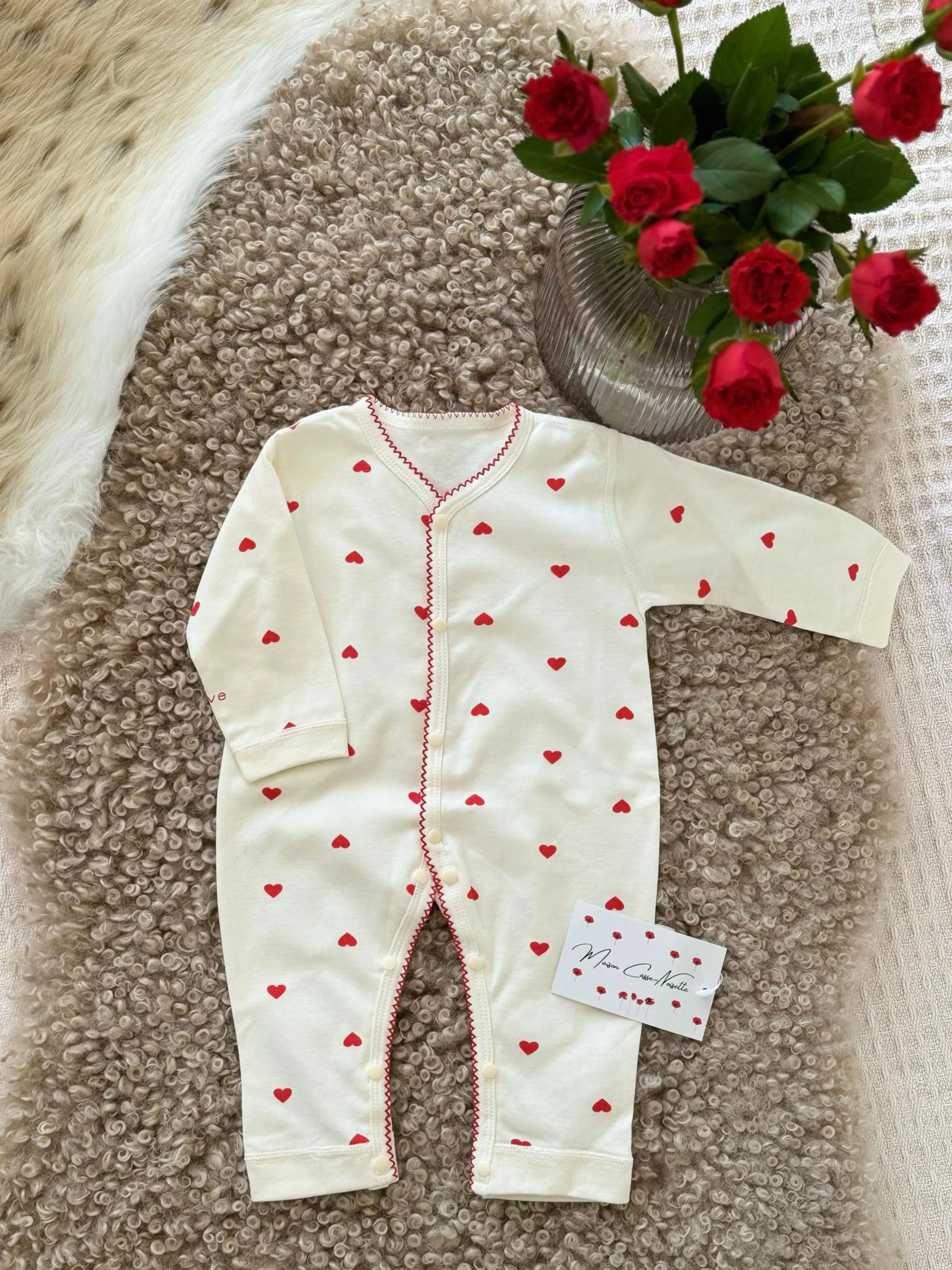 Love - Son pyjama en coton doux aux motifs petits coeurs