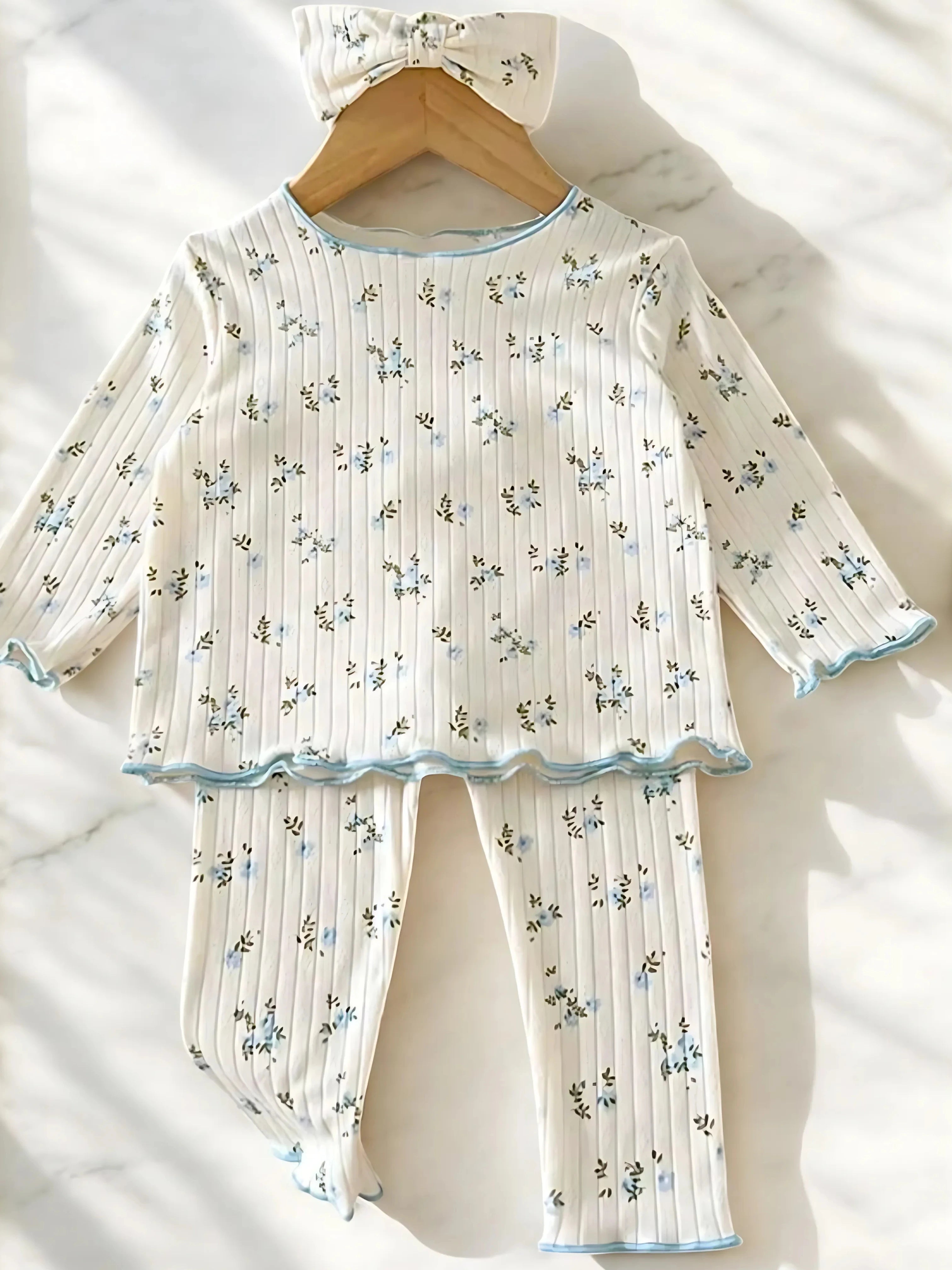 Ensemble pyjama bébé mixte avec imprimé délicat, parfait pour des nuits douces et confortables.