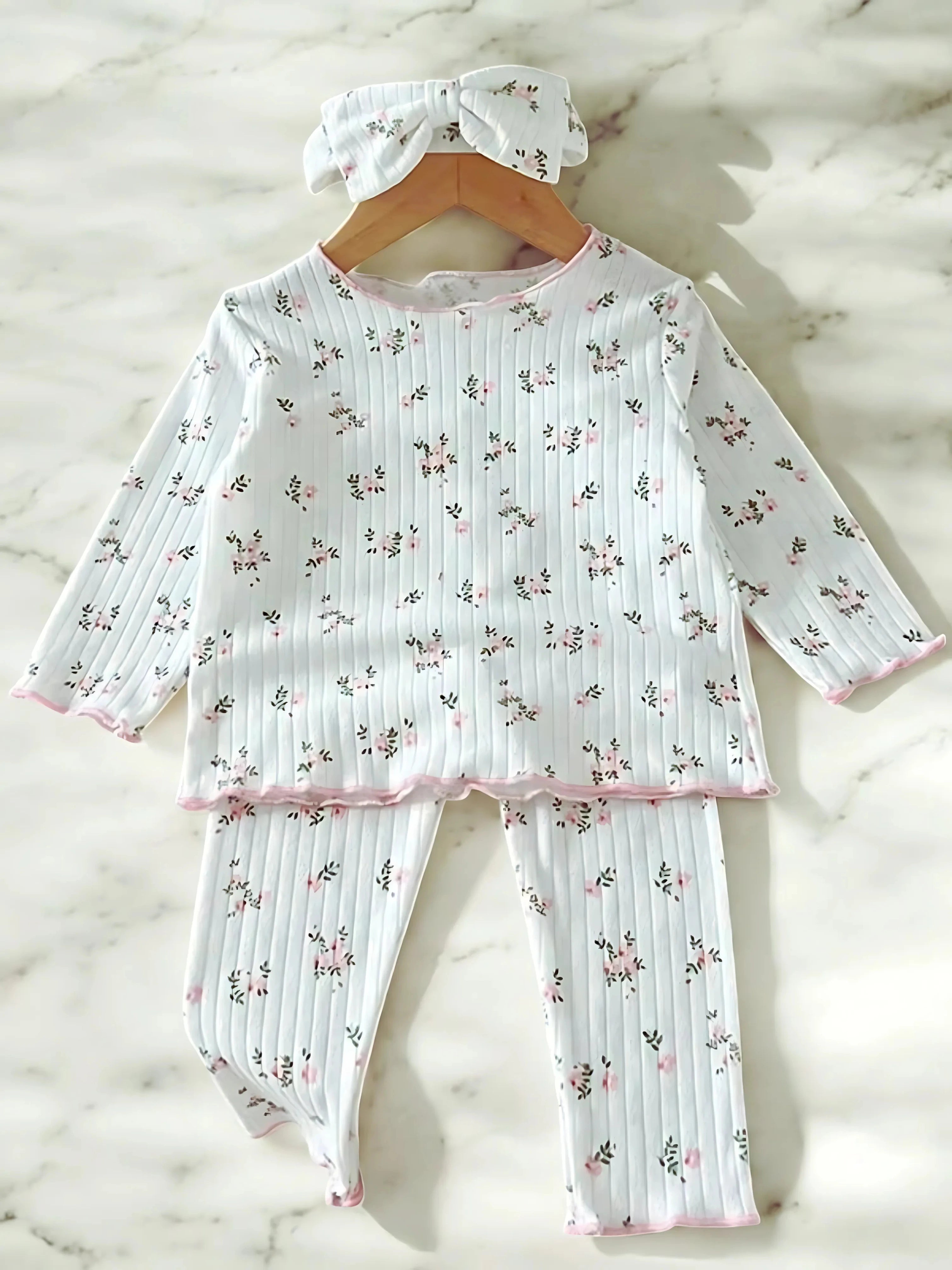 Ensemble pyjama bébé mixte avec imprimé délicat, parfait pour des nuits douces et confortables.