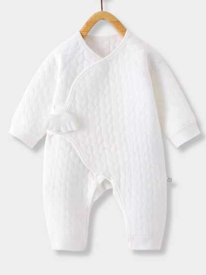 Pyjama bébé style kimono en coton bio blanc avec motif nuage, doux et confortable pour nouveau-né.