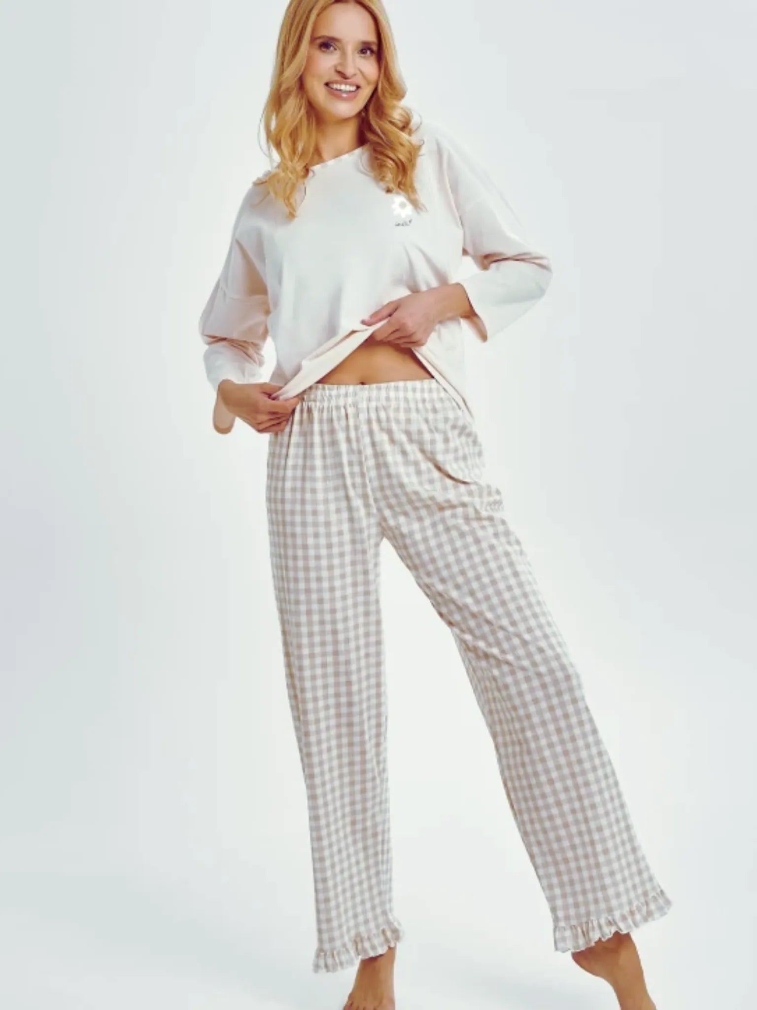 Women's beige checkered pajamas made of Oeko-Tex® cotton | Comfort for the night