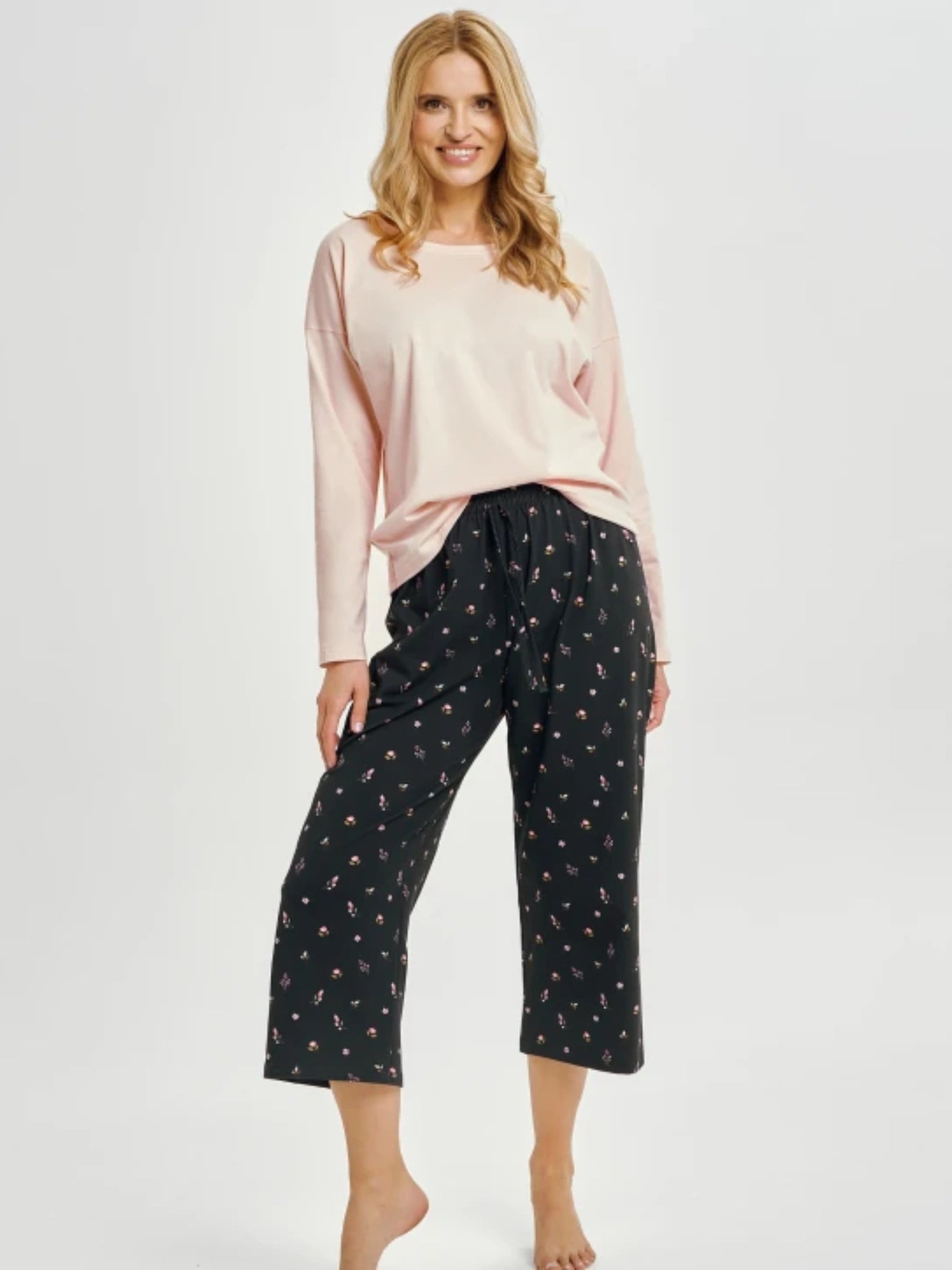 Two-piece women's pajama set in pink and black floral print, made of Oeko-Tex® certified cotton | Style and comfort for everyday wear