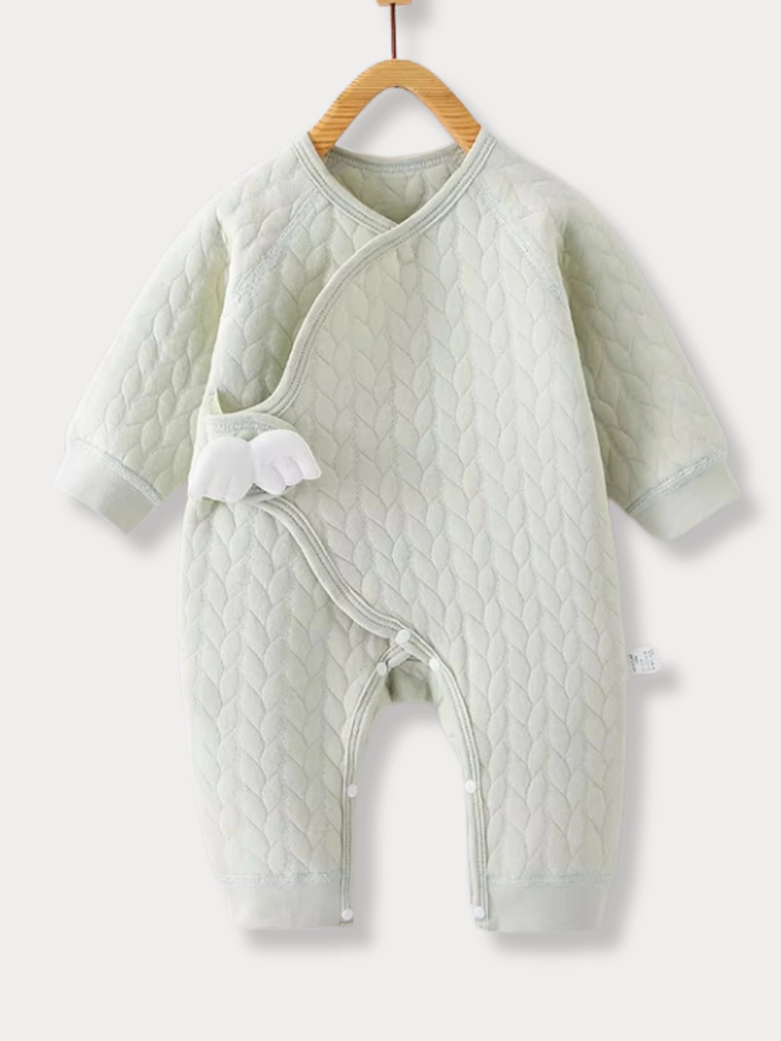 Pyjama kimono bébé vert sauge en coton bio, doux et respirant, avec motif nuage, idéal pour assurer confort et chaleur aux tout-petits.