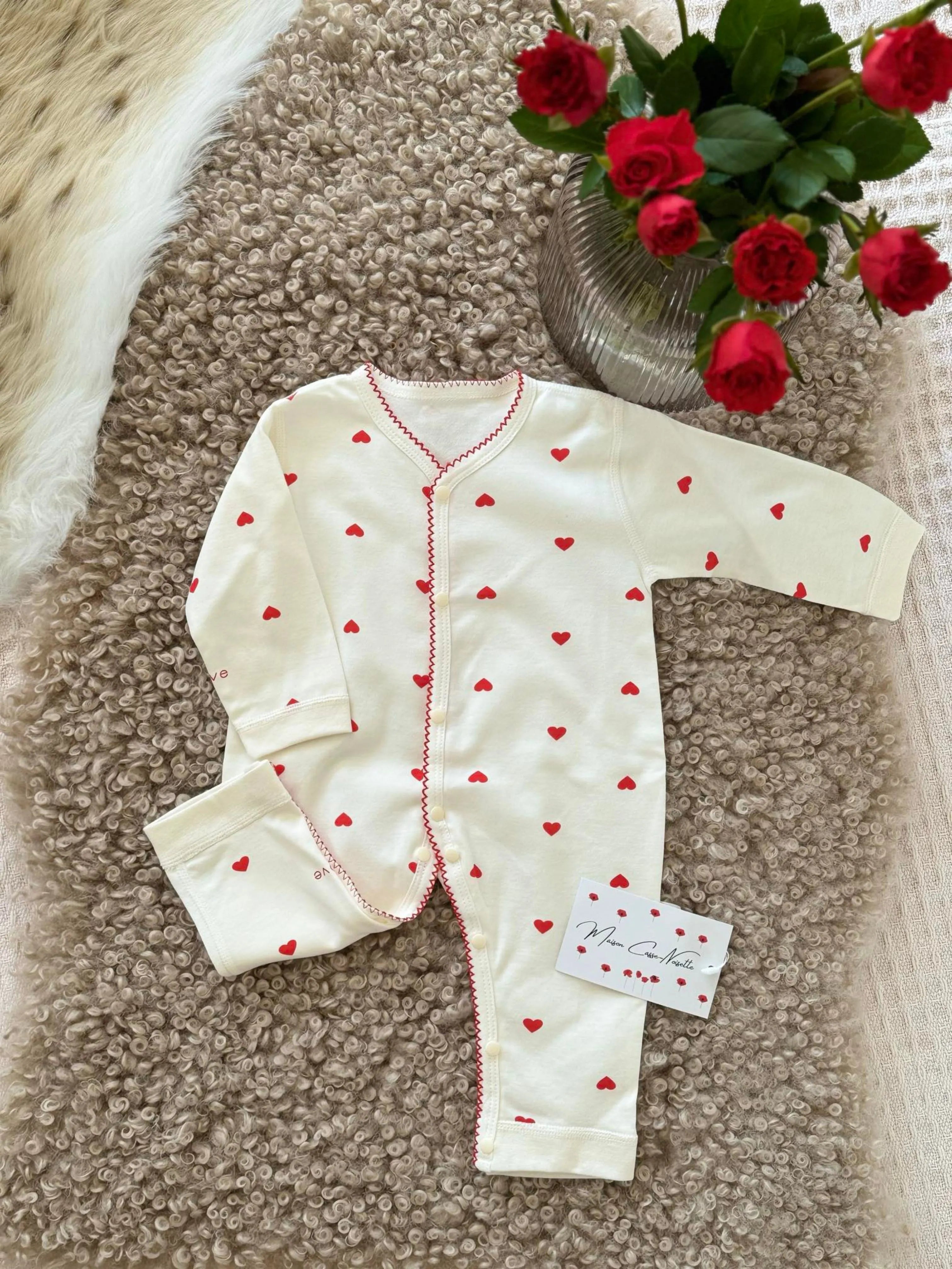 Love - Son pyjama en coton doux aux motifs petits coeurs