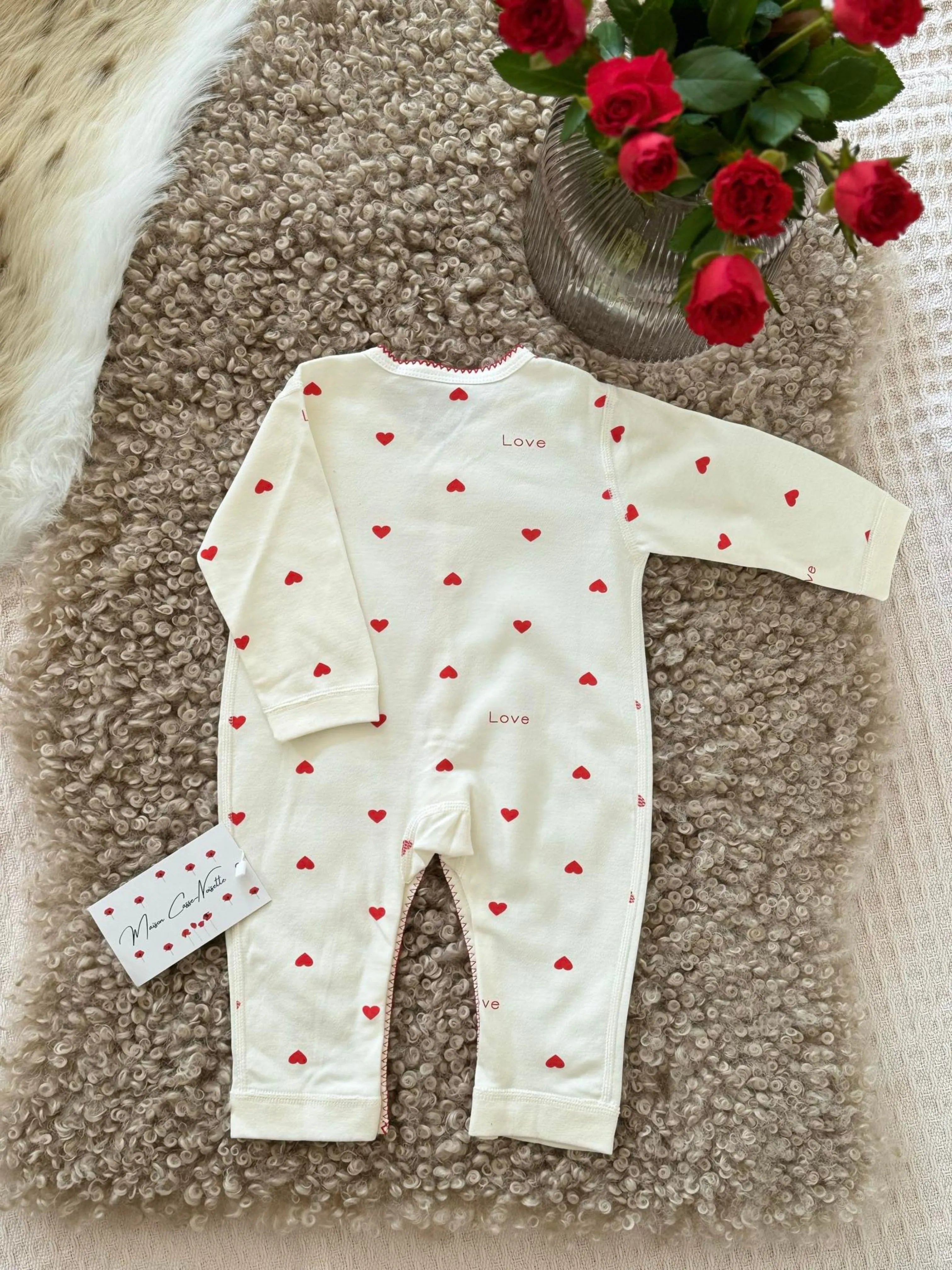 Love - Son pyjama en coton doux aux motifs petits coeurs