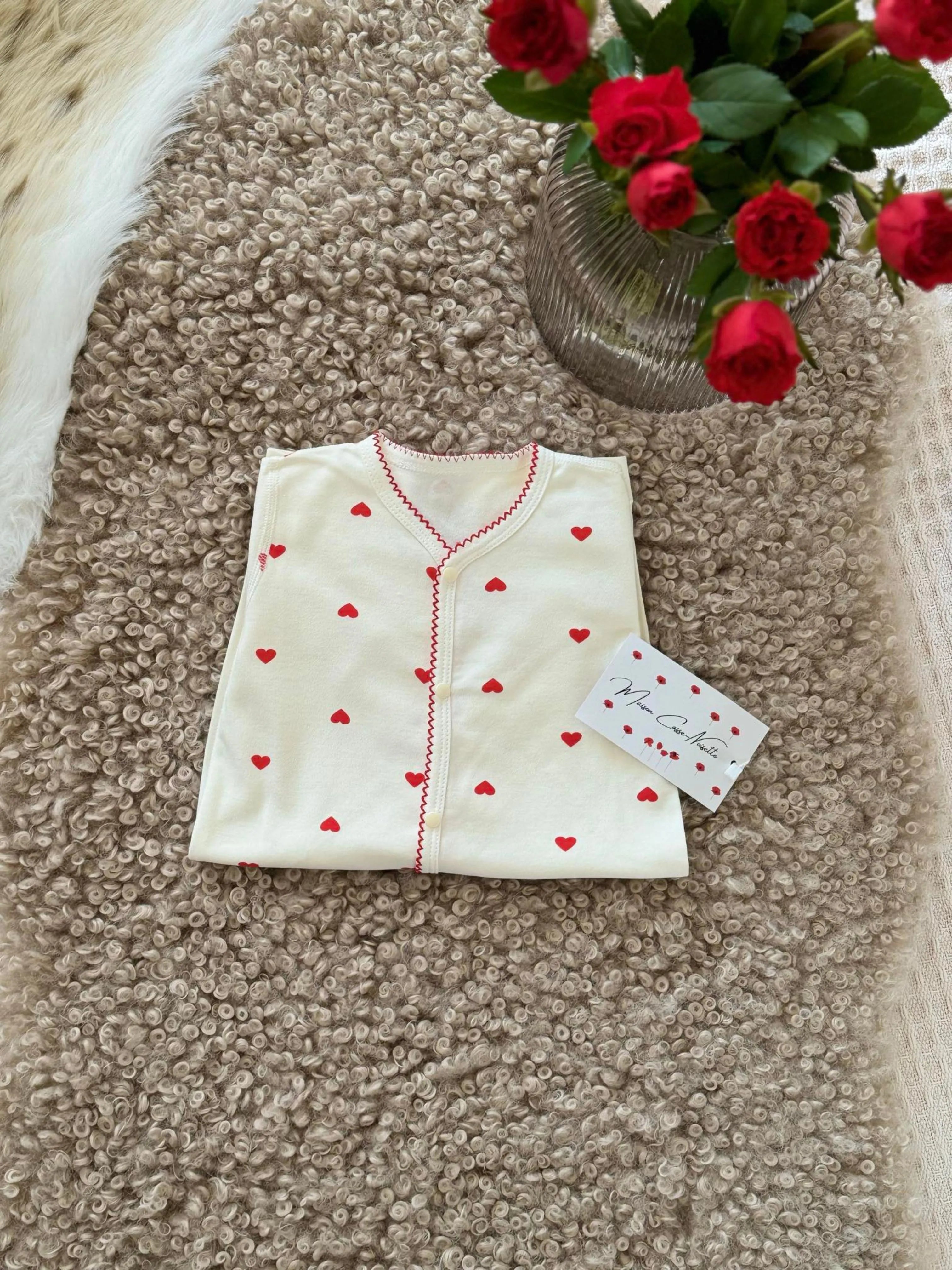 Love - Son pyjama en coton doux aux motifs petits coeurs