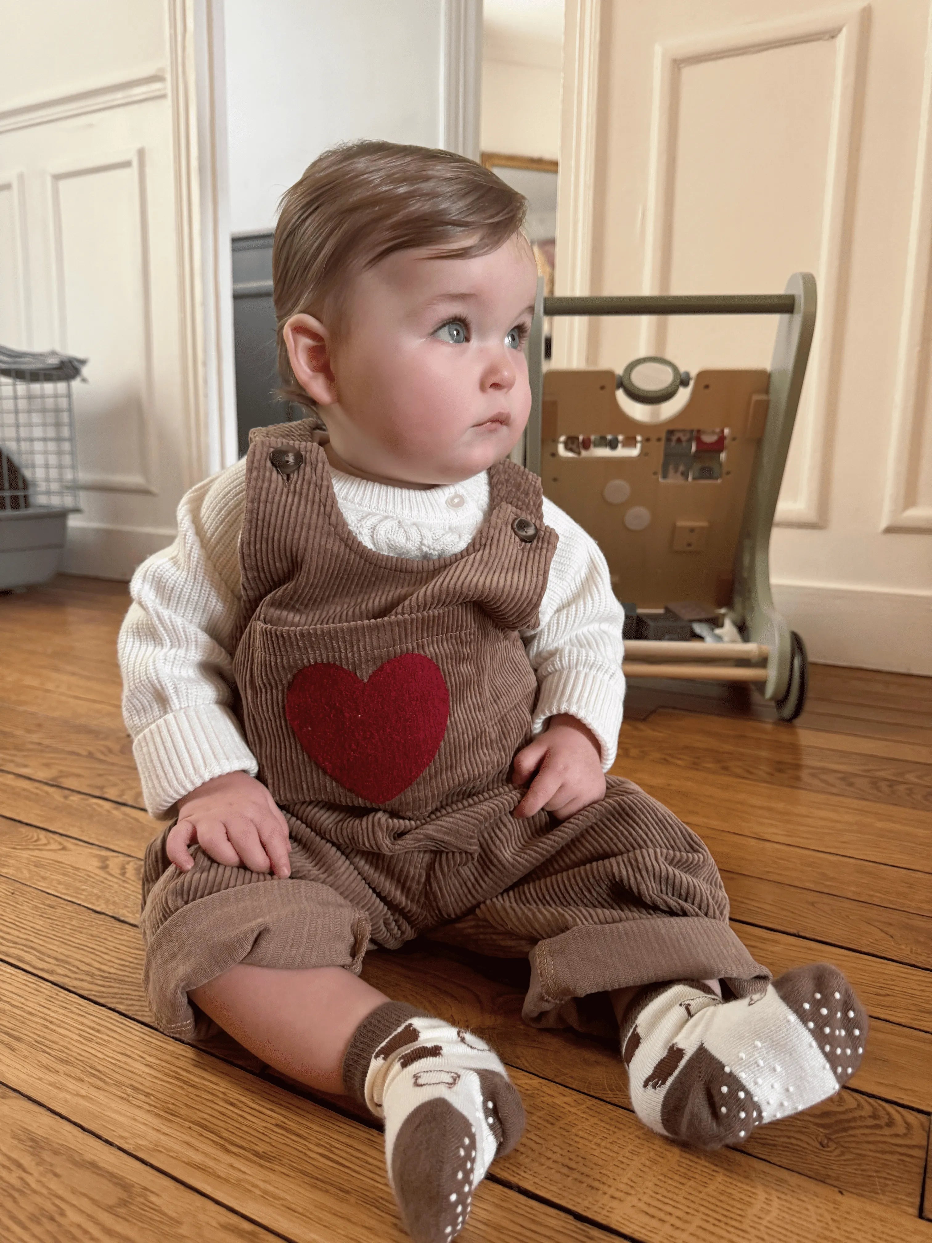 Gaby - Sa salopette en coton doux avec son coeur délicatement brodé