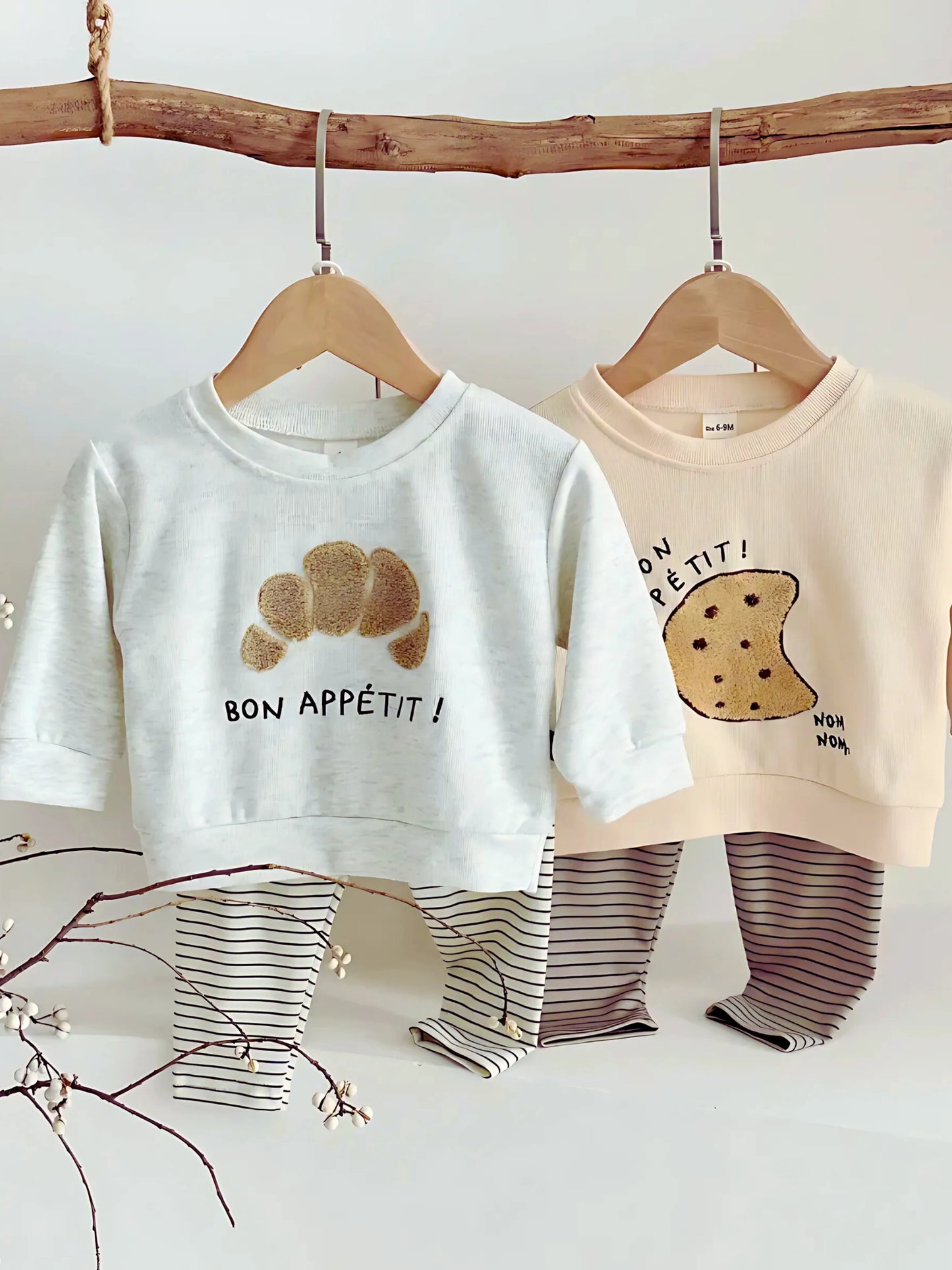 Détails Gourmands & Tenue Confort au Quotidien | L'Ensemble Sweat & Pantalon avec Broderies Cookies & Croissant