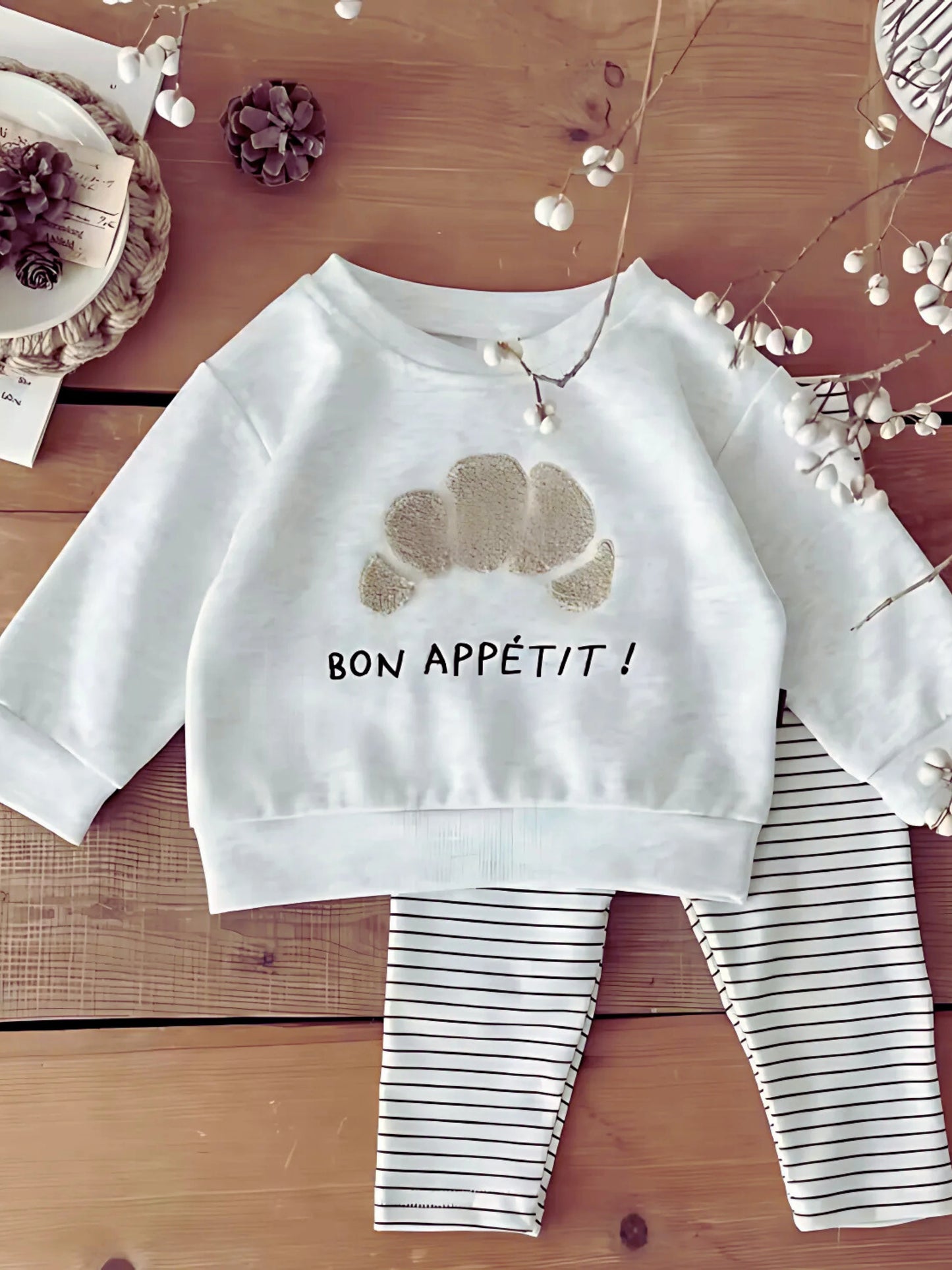 Détails Gourmands & Tenue Confort au Quotidien | L'Ensemble Sweat & Pantalon avec Broderies Cookies & Croissant