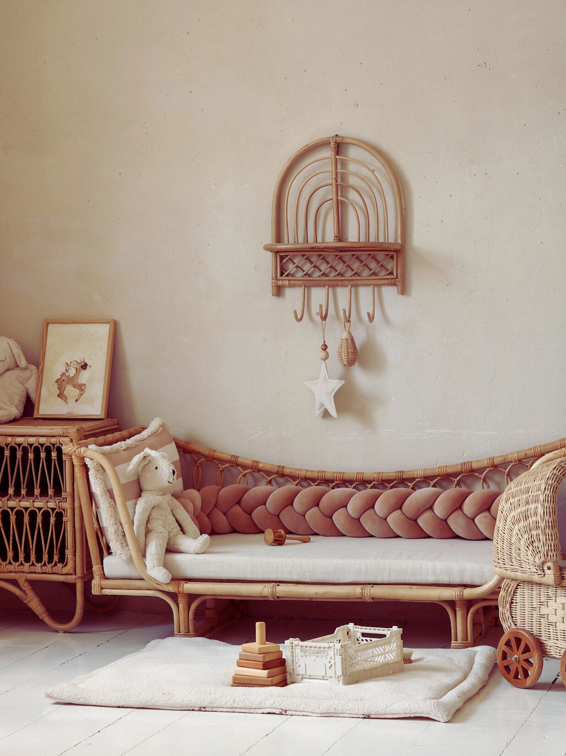 Banquette pour enfant avec tresse de lit terracotta, dans une chambre bébé au style vintage et naturel.