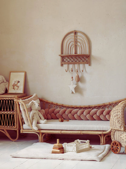Banquette pour enfant avec tresse de lit terracotta, dans une chambre bébé au style vintage et naturel.